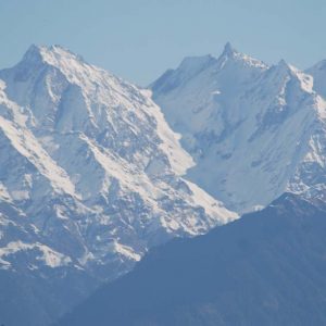 हिम का ढलान की ओर तीव्र प्रवाह है हिमधाव